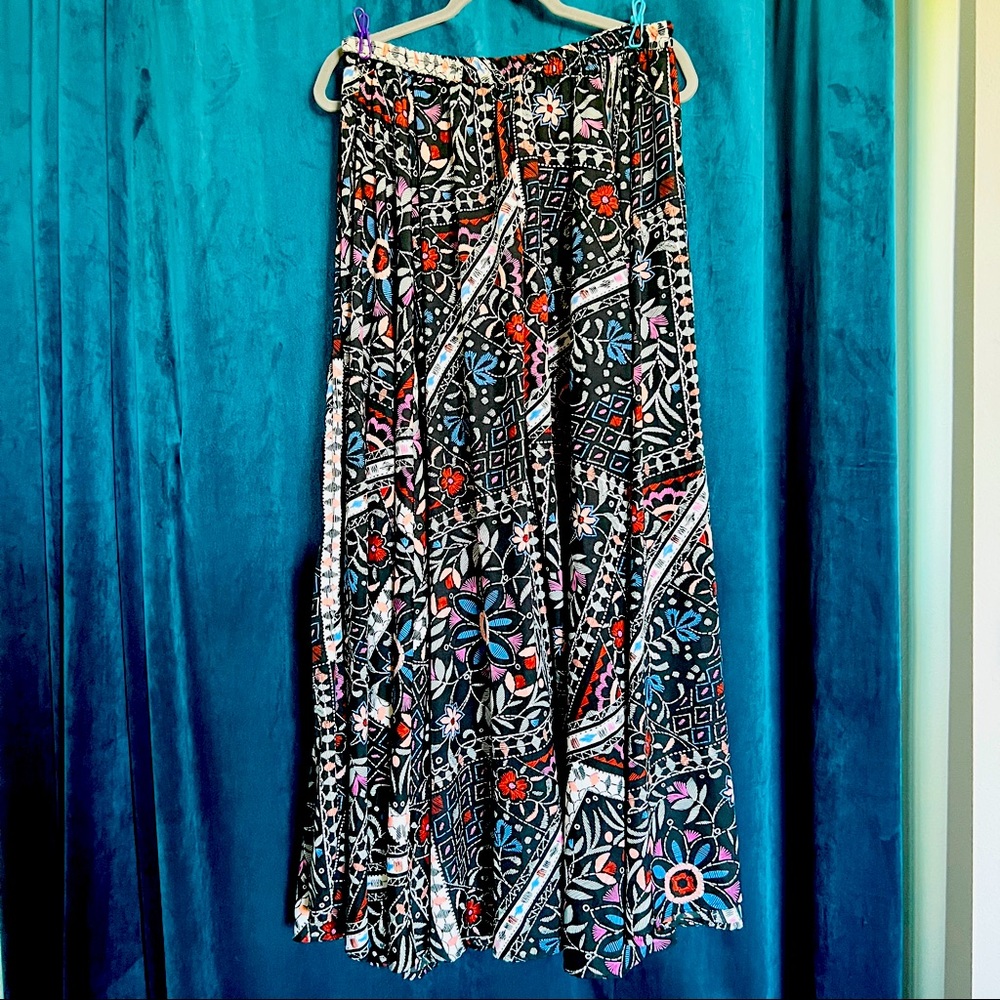 Beautiful print. Maxi floor length Magic skirt. XL